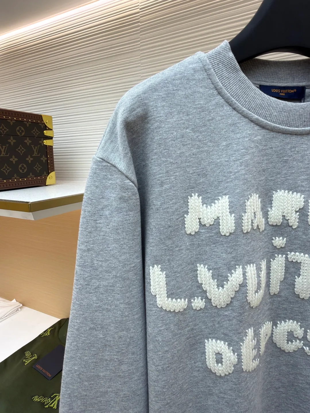 LOUIS VUITTON embroidered hook-and-loop letter sweatshirt ●Authentic product: 11300 purchased and developed ●Item number: 1680685-A85 ●Fabric: pure cotton fabric ●Technology: embroidered hook-and-loop pattern production ●Version: fitted version ●Weight: about 600 grams ●Size: XS-S-M-L ●Description: Made of customized YB native cotton fabric, soft and breathable, comfortable and stylish to wear. The oversized loose fit is combined with the round neck pullover sweatshirt cut to create a classic casual style. The fabric has been specially treated to maintain the skin-friendly properties of cotton and improve the overall crispness. Thick line embroidery is used on the front and back to present the brand logo. The iconic LV monogram is outlined in fine embroidery on the chest, while Marque L.Vuitton Déposée is fully embroidered on the back. The embroidery lines are full and three-dimensional, creating a realistic hand-woven visual effect through unique knitting techniques. Every embroidery detail is strictly controlled to ensure that the stitches are even and fine, and the pattern is clear and delicate. The overall wiring is straight and delicate, the fabric is comfortable and soft, and the color is consistent without color difference. It can be matched with the same style to create a fashionable look and control various occasions. Customized accessories, complete with three standards, same style for men and women!